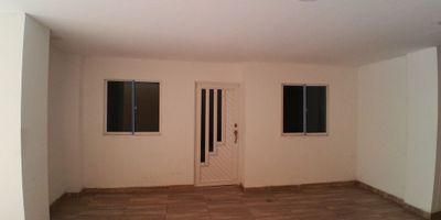 Descubre esta casa ubicada en una zona residencial tranquila con 100 metros cuadrados, este inmueble ofrece una distribución funcional con sala-comedor, cocina tradicional, disfruta de la iluminación natural, baño auxiliar, 3 habitaciones, 2 baños, area de labores, terraza y parqueadero. cuenta con acceso pavimentado y cómodas vías de acceso. Vive con comodidad en este hogar. ¡Contáctanos para más información o agendar una visita!