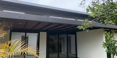 renta esta hermosa casa en condominio de 8 casas rodeada de naturaleza y tranquilidad, ubicada en la vía de Rionegro hacia marinilla, cuenta con una construcción de 120 mts2 y en lote de 500 mts2 distribuida en: sala comedor, cocina integral con isla, zona de ropas, 4 alcobas, 2 balos completos, terraza, closet, Vestier, zona verde. condominio con puerta eléctrica, cámaras de seguridad, juegos infantiles.