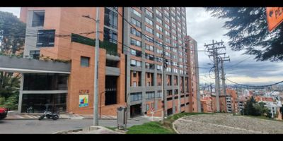 Apartaestudio en venta de 27M², con vista exterior, ubicado en un 9no piso (Apto 918), acceso por ascensor. Consta de 1 espacio abierto, 1 baño, cocina integral y zona de lavandería. Tiene piso laminado en todo el inmueble y piso cerámico en baño. El conjunto cuenta con salón social, gimnasio, zonas húmedas, co-working y vigilancia privada las 24 horas. Cerca a almacenes de cadena como Éxito; cerca a colegios Nueva Granada, Rosario Santo Domingo; cerca a universidad Manuela Beltrán, de La Salle, San José; cerca a estaciones de SITP; Vías de acceso por la Avenida Circunvalar.NID 40750699542 
