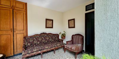 Se vende linda casa en la flora, cuenta con 4 habitaciones, la principal con baño, hall de alcobas, dos patios internos, sala comedor, garaje para dos vehículos, cocina integral y amplia sala comedor.  
 
CITA PREVIA