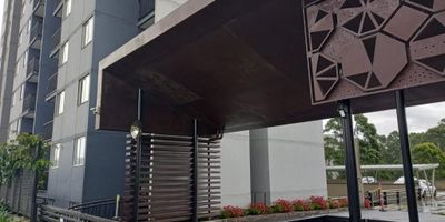 Apartamento en ARRIENDO/VENTA de 2 alcobas con baño y closet, cocina semi-integral, zona de ropas, balcón, sala comedor, baño social completo.