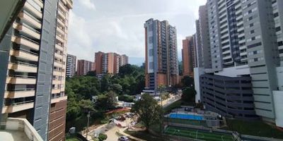 ¡Vive con estilo y confort en este espectacular apartamento! Cuenta con 2 habitaciones, cada una con vestier y baño privado, baño social, cocina integral abierta, balcón amplio con excelente vista, biblioteca o estudio, clóset de linos, blackout en cortinas, cuarto útil y dos parqueaderos paralelos. Ubicado en una unidad residencial de alto nivel, con completas zonas comunes que incluyen piscina, turco, gimnasio dotado, coworking, salón social, teatro, salón de juegos de mesa, parque infantil, cancha múltiple, cancha de microfútbol, senderos, car lobby, zona BBQ, zona para mascotas y lobby tipo hotel. Un hogar moderno, funcional y rodeado de comodidades pensadas para cada estilo de vida. ¡No lo dejes pasar!