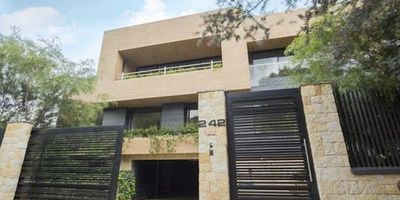 Edificio de cuatro pisos, cinco apartamentos, catorce garajes, planta eléctrica, doscientos ochenta y cuatro metros cuadrados de terraza, ubicado en el mejor sector de Bogotá. Contáctenos.