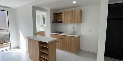 Acogedor apartamento con dos habitaciones, baño social y baño en la habitación principal, sala comedor, balcón, cocina integral y zona de ropas. Espacios bien distribuidos, iluminados y con excelente ventilación, ideales para disfrutar de un ambiente cómodo y funcional.