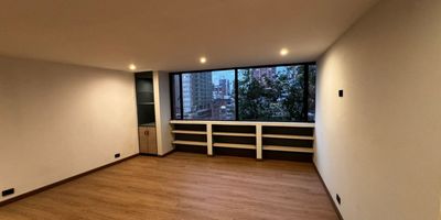¿Cansado de vivir en apartamentos pequeños y alejados de tu lugar de trabajo y estudio? ¿Sientes que te mereces algo mejor? Acaba de salir a la venta este amplio apartamento dúplex, excelente ubicación y plusvalía, piso 8 con vista exterior. Área 95.9 m2, recién remodelado y listo para habitar, buena iluminación natural. Consta de 2 habitaciones, 2 baños, estudio, depósito interior, cocina integral, zona de ropas. En edificio residencial con variedad de áreas comunes, vigilancia 24/7, cerca de todo. Excelente vista. Gas natural, cuota de administración económica que incluye el servicio de agua. Documentos al día. No esperes más, tu nuevo hogar te espera. Contáctanos ya para agendar tu visita