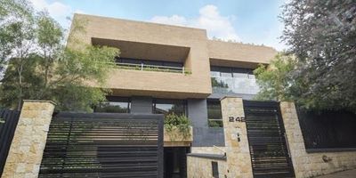 Hermoso apartamento, tres garajes, planta eléctrica, terraza comunal, portería,  ubicado en el mejor sector de Bogotá. Contáctenos.