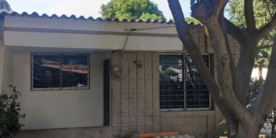 CÓDIGO 8065FR718.  Casa de Oportunidad, La casa cuenta con un área de terreno de 120 Mt2, tiene 4 Habitaciones, Sala comedor, Cocina, Zona de Labores, Baño y  Patio Interno. Ubicada sobre vía vehicular cerca de la olímpica del 11 de noviembre. SI ESTA PROPIEDAD ES DE SU INTERÉS, CONTÁCTENOS Y AGENDAMOS UNA CITA. 

 
