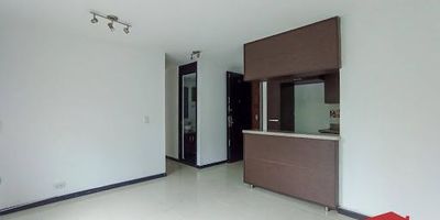 Apartamento en arriendo ubicado en Envigado se destaca por su buena iluminación y buenos acabados. Este inmueble cuenta con 3 habitaciones con closet y closet de linos. Además, dispone de una sala-comedor, baños Cabinados, cocina integral con barra americana, zona de ropas, balcón y parqueadero. La unidad residencial ofrece servicio de portería las 24 horas, ascensores y parqueaderos para visitantes. Está ubicado en una zona residencial tranquila, cerca de supermercados, tiendas y panaderías. Además, cuenta con acceso a rutas integradas del metro en sus cercanías.