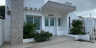 Gran casa en venta en Buena Esperanza, cercano a tiendas, colegio Mariano, Olimpica, vias y diversas rutas de transporte.

Casa de un nivel con acabados modernos, pisos en porcelanato, terraza enrejada completamente en aluminio con acceso peatonal y para guardar vehiculo, al ingresar teenmos ambiente de sala comedor, cocina integral, hall de alcobas, zona de labores, baño social, 3 alcobas amplias, 2 baños y patio amplio con caja de aire.

¡Contactanos, se escucha oferta!