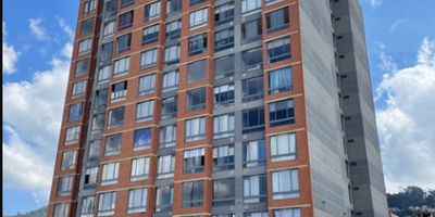 Apartaestudio en venta en el Edificio Uno 83, ubicado en la zona de San Antonio Norte en Bogotá D.C., ofrece una propiedad en venta con una habitación, un baño y una total superficie de 35.46 m². El apartamento cuenta con sala-comedor, cocina integral, zona de ropa, adicional salón de eventos, gimnasio, juegos para niños. Además, se encuentra en buen estado de conservación y cuenta con seguridad las 24 horas. Con acceso cercano a escuelas y con gastos de administración de $180,000. La propiedad se encuentra en el piso 11. Una excelente opción para quienes buscan comodidad y seguridad en un ambiente familiar.DEJ-215 
