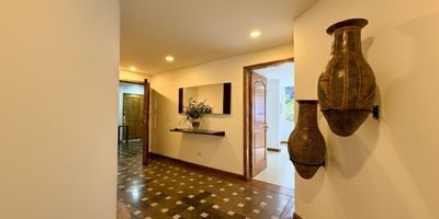 Oportunidad de Lujo: Apartamento de 240 m² en Piso 8 con Vistas Privilegiadas
Descubra este amplio apartamento en El Refugio, un inmueble de 240 m² ubicado en un Piso 8 que ofrece una panorámica espectacular de la ciudad. Su altura garantiza total tranquilidad, libre del ruido de la Circunvalar, a la vez que proporciona luz y vistas inigualables.
La residencia, en un edificio de excelente arquitectura clásica y sólida, se encuentra en estado impecable, perfectamente conservada por su único propietario, permitiendo mudanza inmediata sin necesidad de intervenciones.
Este apartamento representa una doble oportunidad: es ideal para quienes aprecian la calidad lista para habitar, y también para quienes buscan personalizar, ya que su precio por metro cuadrado es óptimo para proyectos de remodelación.
Administración eficiente: $1.566.000 (con descuento por pronto pago).