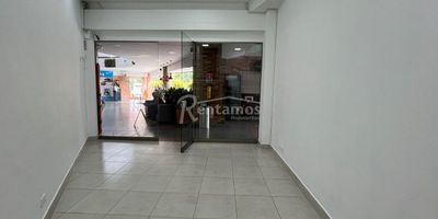 Local en venta en Envigado, Loma del Escobero. Cerca al City Plaza y Hospital Manuel Uribe, con 45 m², ubicado en una zona comercial de alto flujo, ideal para atraer clientes y posicionar tu marca. Perfecto para (tiendas, oficinas, cafeterías, boutiques o negocios de servicios). Incluye baño privado y parqueadero de visitantes, con fácil acceso a estacionamiento y transporte público. ¡Contáctenos hoy para programar una visita! Descubre más propiedades en: www.rentamospropiedadraiz.com Código: 776616