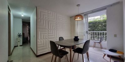 VENDO APARTAMENTO BARRIO LOS ANDES CALI W9621381 ISA: Ubicado en el barrio Los Andes, al norte de Cali, un sector tranquilo, seguro y de alta valorización.   Apartamento fresco  de 70 m² en primer piso cuenta con 3 alcobas con clóset la principal con baño privado y aire acondicionado, baño auxiliar, sala comedor con balcón, cocina, zona de oficios,  calentador de agua y parqueadero privado. Ideal para familias que buscan comodidad y una excelente calidad de vida.

 

La unidad cuenta con:  Kiosko, piscina adultos y niños, juegos infantiles, vigilancia 24/7 y parqueadero para visitantes.

 

Cerca del Centro Comercial Chipichape, Éxito La Flora, Homecenter, PriceSmart, el Parque del Avión, el Club Colombia, la Clínica de Occidente sede Norte, y reconocidos colegios como La Arboleda y Berchmans Norte. Además, con rápido acceso a la Avenida 3N, Calle 70, y rutas de transporte público que conectan con toda la ciudad.

 

¡Descubre el equilibrio perfecto entre ubicación, confort y estilo!  No dejes pasar esta oportunidad única. ? Contáctanos ahora y agenda tu visita.
