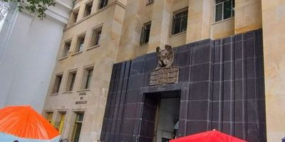 Se arrienda local en Pasaje La Bolsa, ubicado en el centro de Medellín, zona de alto tráfico peatonal ideal para todo tipo de negocio. El local cuenta con un primer nivel de 17 m² y dos mezzanines de 8 m² cada uno.
Agenda tu visita y aprovecha esta excelente oportunidad! JAIRO OCHOA SAS - 6044486003. – 3154206842 – 3152044529