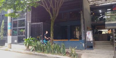 ¡Oportunidad única! Local en arriendo en excelente sector de Medellín ¿Estás buscando el lugar perfecto para establecer tu negocio en Medellín? Tenemos justo lo que necesitas. Ponemos a tu disposición un amplio local en arriendo en un sector privilegiado, ideal para que tu emprendimiento florezca.
El local cuenta con un total de 130 metros cuadrados, con 100 metros cuadrados de área interna y 30 metros cuadrados de terraza. Esta distribución te brinda la oportunidad de aprovechar al máximo el espacio y adaptarlo según las necesidades de tu negocio. Además de la generosa área, el local cuenta con dos baños para tus clientes y empleados, un patio que puede utilizarse para diversas finalidades y un cuarto útil que te permitirá almacenar y organizar tus productos de manera eficiente. La ubicación estratégica del local en este destacado sector de Medellín garantiza una excelente visibilidad y accesibilidad. Aprovecha el flujo de personas y la actividad comercial de la zona para atraer a pot