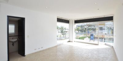 Local para arriendo en Centro Comercial Plaza Aventura, excelente ubicación, segundo piso, exterior, luz natural, baños comunales, parqueadero para visitantes, cerca a centros comerciales como Bulevar, San Rafael y Porto Alegre.