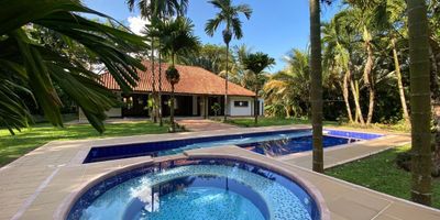 Espectacular casa campestre ubicada en el Condominio Hacienda la Primavera, el mejor condominio de Villavicencio
Esta propiedad ofrece una distribución generosa que combina elegancia y funcionalidad: sala-comedor integrada con cocina tipo americana, zona de lavandería, dos alcobas auxiliares con baño compartido, y una amplia alcoba principal con vestier, baño privado y acceso directo a la piscina. Además, cuenta con estudio, jacuzzi, piscina privada, una encantadora casita en el árbol con habitación y terrazas, amplias zonas verdes, jardines y tres parqueaderos.