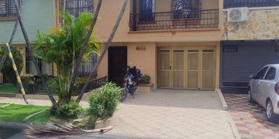 OPORTUNIDAD , arriendo,  Casa uso comercial, sector estadio, cerca a avenida colombia, unidad deportiva Atanasio Girardot, unifamiliar, 2 niveles. consta de, nivel 1, con : sala comedor, estudio, comedor independiente, cocina integral,  baño social, patio terraza grande. garaje interno, piso cerámica, y en nivel 2 : con 4 alcobas con closet, 2 baños, hall de alcobas, 2 balcones (exterior e interior) excelente ubicación, solo uso comercial, ideal oficinas en general, empresas tecnológicas entre otros, valor canon : $ 6.000.000, INFORMES 318 2066519- 604 4486003 -315 2044529 inmobiliaria