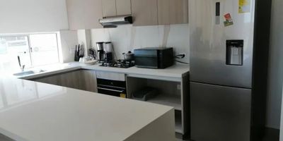 Para mayor información escribanos vía WhatsApp y uno de nuestros agentes inmobiliarios te atenderá.
HERMOSO APARTAMENTO  SE ENCUENTRA EN ARRIENDO, CUENTA CON 3 ALCOBAS, 3 BAÑOS INTERNOS, SALA AMPLIA, COCINA INTEGRAL, GARAJE CUBIERTO, COMEDOR INDEPENDIENTE, AIRE ACONDICIONADO, ZONA DE LAVANDERÍA, PATIO DE ROPA, INCLUYE ASCENSOR, ÁREAS SOCIALES, PISCINA, GIMNASIO, VISTA PANORÁMICA, Y SE ENCUENTRA UBICADO CERCA DE TRANSPORTES PÚBLICOS CERCANOS, ADEMAS A POCOS PASOS DE LAS PLAYAS DE CARTAGENA DE INDIAS.
