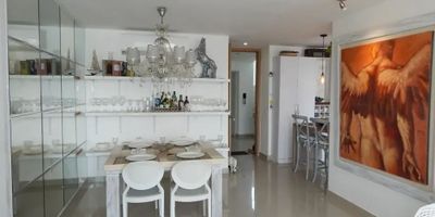 Para mayor información escribanos vía WhatsApp y uno de nuestros agentes inmobiliarios te atenderá.
Apartamento amoblado para arriendo/venta, ubicado reconocido barrio residencial Marbella de la ciudad de Cartagena, 89m2 divido en sala-comedor, cocina, 2 habitaciones, zona de labores y 2 baños.
Sala con excelente vista y lujosa decoración.
Cocina integral, con hermosa barra y despensas, las habitaciones cuentan con closets, aire acondicionado, amplias ventanas con blackout.
El edificio consta de ascensor, parqueadero cubierto, deposito, piscina, jacuzzi, salón social para eventos, a pocos minutos del aeropuerto y del centro histórico, cómodas vías de acceso, sobre vía principal.
