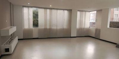 Se arrienda hermoso y amplio apartamento ubicado en el barrio Santa Bárbara, con un área de 80 m, este inmueble se encuentra en un segundo piso sin ascensor y ofrece espacios cómodos, iluminados y funcionales. Cuenta con sala-comedor, cocina integral a gas, zona de ropas independiente, estudio, baño social, y dos habitaciones con clóset y baño privado. Además, dispone de chimenea, terraza, garaje doble cubierto y depósito. Los pisos son en cerámica y el calentador es a gas.El edificio ofrece vigilancia 247 con conserje, brindando seguridad y tranquilidad en un ambiente residencial. Está ubicado en una zona privilegiada, a pocas cuadras de la Carrera 9, Carrera 7 y Calle 117, con excelente acceso a transporte público y zonas comerciales.Canon mas valor de admon, para más información comuníquese con la ejecutiva comercial lina ramos al celular o whatsapp 3187078140, al correo lina.ramosinmobiliariasaliadas.com