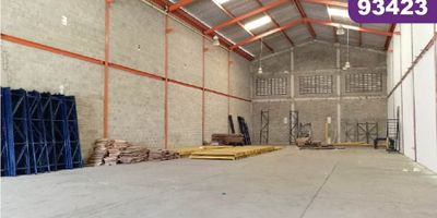 Bodega para arriendo ubicada en parque industrial en la circunvalar. Su área total es de 1.088 mts2, distribuida así; área de almacenamiento, área oficina. Las bodegas poseen ménsulas para puente grúa de 10 mts, soportan hasta 3 toneladas, 12 mts de altura, zona de descargue, tránsito de tractomulas solo en horas asignadas y con permiso tanto la bodega como el vehículo, las bodegas tienen perfecta iluminación. El parque industrial cuenta con Servicio de vigilancia privada las 24 horas. Cuenta con estación de combustible para los abastecimientos de los vehículos. Conjunto cerrado, cafetería y una perfecta ubicación para entrada y salida de vehículos pesados a la ciudad.