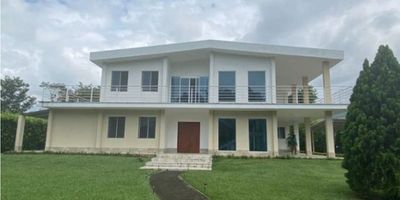 CASA EN VENTA JAMUNDÍ AL SUR CR RIBERAS DE LAS MERCEDES, Magnífica casa en condominio exclusivo, ubicada en un terreno de 1.500 m² con un área construida de 450 m². Diseñada en dos niveles, ofrece amplios y luminosos espacios con acabados de lujo. En el primer nivel encontrarás una sala amplia, dos estudios, dos habitaciones con closet y baño privado, además de una cocina integral de gran tamaño. El acceso al segundo nivel cuenta con escaleras con vista panorámica al exterior. El segundo nivel dispone de tres habitaciones, todas con vestier y baño privado, una sala de gran formato, un estudio adicional y balcones amplios que rodean la casa. Los pisos en porcelanato y la iluminación natural complementan el diseño moderno y elegante. La propiedad incluye parqueadero para cuatro vehículos, zona de lavandería, circuito cerrado de TV y zonas verdes que rodean toda la casa, creando un entorno campestre y tranquilo. El condominio ofrece múltiples comodidades: acceso pavimentado, portería y vigilancia 24/7, salón comunal, cancha de baloncesto, cancha de fútbol, cancha de tenis, zona infantil, áreas deportivas, bosques nativos, jardines, árboles frutales, BBQ/parrilla y amplias zonas verdes. Su ubicación estratégica la sitúa cerca de colegios, universidades y zona urbana, lo que la convierte en una opción ideal para quienes buscan un estilo de vida residencial, seguro y rodeado de naturaleza. COD 9624422 