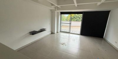 Se vende apartaestudio de 54 m² y 45 m2 de terraza, con alcoba independiente, baño, vestier, cocina integral, balcón, pisos en porcelanato, aire acondicionado, excelentes acabados. Incluye garaje cubierto con cuarto útil y parqueadero para visitantes. La unidad residencial ofrece portería 24 horas, ascensor, estrato 5, red de gas, shut de basuras, dos terrazas lounge con BBQ, solárium con turco, sauna y jacuzzi, y zona cardio equipada.