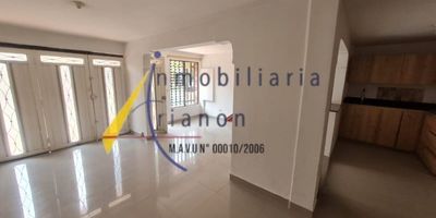 Arrendamos casa primer piso ubicada en belen miravalle, cuenta con un area de 120 metros, sala garaje, comedor, 3 alcobas, 3 closet, cocina integral, red de gas, 2 baños cabinados, 1 baño social, calentador, piso en porcelantato, estrato 4.vivienda $ 3.500.0000https://www.inmobiliariatrianon.com/inmueble/3427