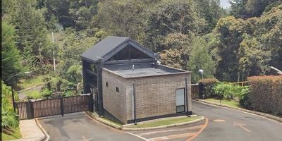 Lote urbanizado para VENTA en condominio (22 lotes), porteria satelital, 9 casas construidas y habitadas, vías pavimentadas. Cuenta con estudio de suelos, acueducto de EPM - aguas acueducto de Llanogrande. A 3 minutos de la ía principal, cerca a el colegio El Trangulo - Eafit. Bosque nativo (aplica para descuento por conservación - aplicado a el predial).