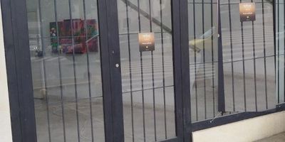 Peñon, exclusivo local comercial dúplex de 70 metros cuadrados aprox. primer piso: area del local tipo bitrina, un baño independiente, bodega pequeña, segundo piso: area para oficina o bodega, pisos en cerámica y madera laminada. Ubicado en zona comercial cerca al hotel Intercontinental y al Dann Carton, cercano a comercios y con cómodas vías de acceso. ¡Haz de este local el lugar perfecto para tu negocio!