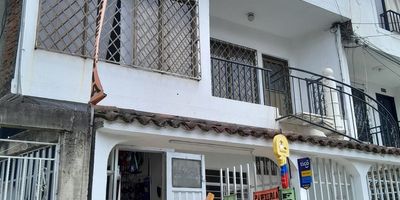 3 pisos, local primer piso y 2 habitaciones, segundo piso 3 habitaciones, tercer piso 3 habitaciones, 2 baños por piso