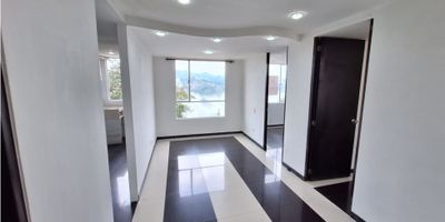 Apartamento en excelente sector, cuenta con amplios espacios, 3 alcobas, 2 clósets, baño, calentador, sala comedor, cocina semiintegral con gas natural, suelos en porcelanato, zona de ropas, conjunto cerrado, vigilancia y portería, ubicado en un quinto piso, cerca de colegios y universidades, parques cercanos, vista panorámica, zona residencial. 
