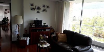 Hermoso apartamento de tres alcobas, dos baños, balcón, estudio o star con televisión, exterior, quinto piso,  Alcoba principal con walking closet, dos parqueaderos en linea, deposito. Ubicado en zona residencial de Bogotá, cerca a centros comerciales, con buenas vías de acceso