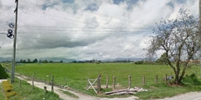 Excelente lote en vía principal, zona urbana, tipografía plana, con un uso permitido de industrial, comercial e institucional. Con un indice de ocupacional del cincuenta por ciento. Cantidad permitida de Pisos a construir de cuatro. área del lote ciento veintinueve mil ciento cuarenta y dos metros cuadrados, equivalentes a veinte punto diecisiete ochenta y cuatro fanegadas, y equivalentes a doce hectáreas. FRENTE ciento sesenta y seis MTS. FONDO setecientos ochenta MTS.