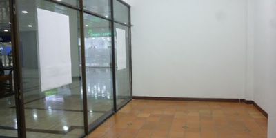 Local de  veintidós metros cuadrados,  ubicado en el centro comercial Hacienda Santa Barbara, muy cerca a almacenes de cadena, zona de comidas. Gran oportunidad