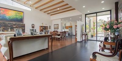 Excelente casa en conjunto cerrado.  Casa distribuida así.  Primer nivel tiene patio interior con horno de leña. sala de televisión con muebles empotrados. El segundo nivel tiene salón de setenta metro cuadrados con baño, vestier y closet.  Terraza de cuarenta metros y asador a gas con pérgola. Deposito con 2 tanques de reserva de agua con capacidad de 4000 litros y equipo de motobomba. Tanque subterráneo, aguas lluvias.