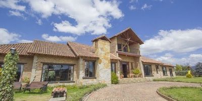 Se trata de una excelente casa campestre dentro de un Conjunto Residencial que, en total tiene 23 lotes, todos construidos excepto dos.Queda ubicado en la Vereda Fagua en Chía y el Conjunto se llama Condominio El Remanso de Siatá.La casa está construida en un lote de terreno de 3.080 metros cuadrados y tiene entre 600 a 700 metros de construcción.De manera adicional a la vigilancia del Conjunto, cuento con una compañía de seguridad privada que monitorea la casa y mi terreno las 24 horas del día, entidad que ofrece un tiempo de reacción de 4 minutos para llegar frente a cualquier inconveniente.La casa posee cuatro 4 chimeneas Una en la sala, otra en el salón de música, otra en el cuarto principal y la última en el altillo que conforma el estudio.