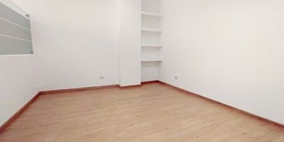 10 años de construida, Está desocupada, baño interno, baño externo, 4 espacios divididos dentro de la oficina, más uno adicional para archivador. El edificio tiene una terraza dotada, la cuál también la usan para trabajar