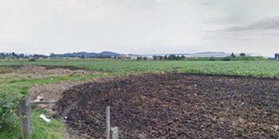 Excelente lote en vía secundaria, zona rural, tipografía plana, con un uso permitido de agropecuario e institucional. área del lote sesenta mil trescientos dieciocho metros cuadrados, equivalentes a nueve punto cuarenta y dos cuarenta y siete fanegadas, y equivalentes a seis hectáreas. AREA DE FRENTE doscientos treinta y tres MTS. FONDO trescientos ocho MTS