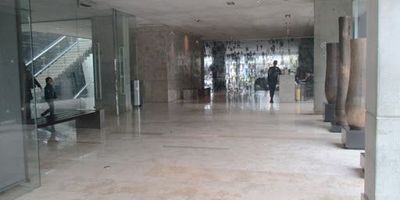 GRAN OPORTUNIDAD para Inversionistas, Oficina rentando ubicada en exclusiva zona de el Chico. muy cerca a servicios financieros, servicios de salud, hoteles, restaurantes, y zonas verdes. El edificio cuenta con acceso biométrico y tarjeta, terraza y salón de eventos