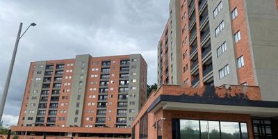 Apartamento en VENTA de 3 habitaciones - principal con baño, baño social, sala comedor, cocina integral, zona de ropas - calentador, balcón, parqueadero y cuarto útil.