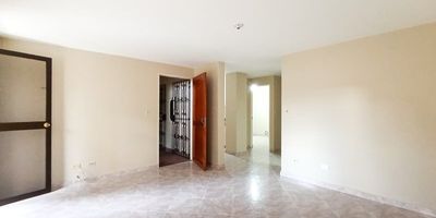 Te presentamos este excelente apartamento ubicado en el sector de Floresta. Este inmueble cuenta con un área aproximada de 98 mts², ideal para ti y tu familia. El espacio incluye sala comedor, tres alcobas equipadas con tres clósets, una moderna cocina integral, y dos  baños cabinados con dos lavamanos. Disfruta también de su balcón, zona de ropas y citófono. Los pisos son en cerámica y dispones de un parqueadero cubierto sencillo.