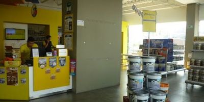 Local de ochenta y tres metros cuadrados con amplios ventanales,  un baño, parqueadero público