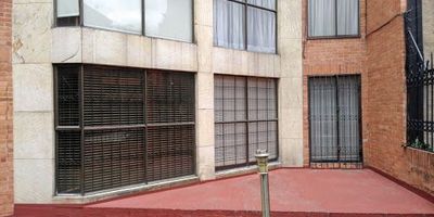 Se vende edificio de apartamentos ubicado en la zona exclusiva de chico norte sector dos, estrato seis,muy bien ubicado. treinta años de construido, un ascensor, cerca a la carrera diecinueve, el inmueble tiene un área de setecientos  treinta metros cuadrados, cuatro niveles, ocho apartamentos dúplex, cuenta con 17 parqueaderos independientes de propietarios y 2 de visitantes, 1 depósito grande para cada apartamento.Cerca de Parques, Supermercados, Clínicas.