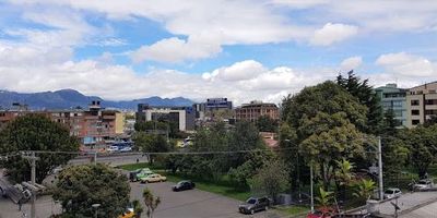 Apartamento situado en el corazón de Normandía con vista al oriente y occidente de la ciudad, rodeado de parques y vías principales, con zona Bancaria a una cuadra,  terminal de transporte a 10 minutos y  a 15 minutos del Aeropuerto el Dorado, apartamento muy bien iluminado, no paga administración, 2 parqueaderos cubiertos en línea, este apartamento se puede ampliar entre seis y diez metros cuadrados, edificio sin ascensor