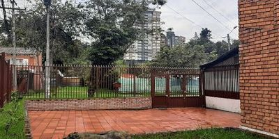 Casa en venta área 517 mt2, 2 pisos, excelente oportunidad para inversionistas que deseen una área superior a los 1000 mt2, se vende la casa de enseguida, , por su ubicación estratégica permite construcciones como aparta estudios, jardín infantil, casa de reposo, geriátricos e institutos educativos , lugar tranquillo donde se respira naturaleza al encontrarse rodeado de parques naturales y cerca de los cerros. la casa se encuentra rentando actualmente.