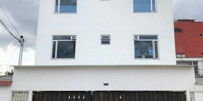 Casa amplia en venta con 5 apartamentos totalmente independientes, 6 garajes 3 en línea, cuenta cada uno con  un depósito, posibilidad de construir el piso 4 o mantenerlo como terraza, actualmente renta 8 millones y su ubicación permite acceder fácilmente a transporte público, supermercados, aeropuerto, centros comerciales y comercio en general. Ideal para familias grandes que quieran vivir en un solo lugar y con independencia absoluta o para inversores, agende su cita.