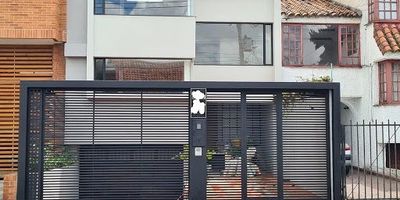 Espectacular casa, completamente renovada, con finos acabados, de 3 niveles, sala comedor en un solo ambiente, patio para hacer BBQ, jardines interiores, un look mas moderno y vanguardista, fáciles vías de acceso y buena ubicación.