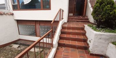 Casa comercial ubicada en el Barrio Las Villas acondicionada para oficina de dos pisos con sótano.Primer piso consta de recepción, 3 espacios para oficinas una de ellas con chimenea, baño y salida al patio interior, segundo piso consta de 3 habitaciones amplias más otra habitación pequeña, todas ellas con cableado estructurado y un baño. En el sótano encontramos 3 oficinas más, baño y una cocina, también tiene salida al patio interior de la casa, 2 parqueaderos